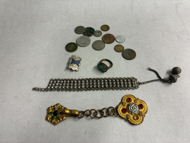 Bague, bracelet et bijoux fantaisie, quelques pièces de monnaies,