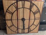 une armoire en bois surmontée d'une grande horloge