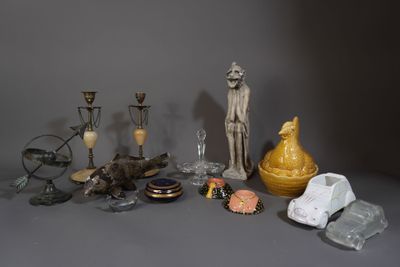 un grand nombre d'objets posés sur une table