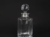 une bouteille en verre transparent avec un bouchon en cristal sur fond noir