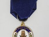 une médaille ornée d'un ruban bleu et entourée d'un ruban bleu