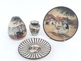 trois pièces de poterie posées sur une surface blanche