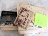 une pile de vieux post-it sur un lit
