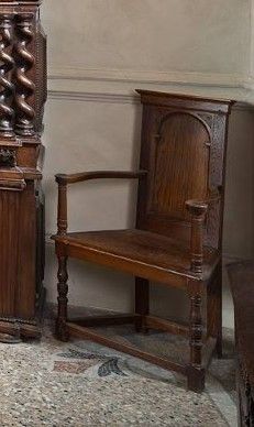deux chaises et une table dans le coin d'une pièce