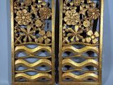 paire de panneaux anciens chinois en bois sculpté représentant des fleurs et des vagues