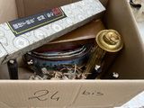 une boîte en carton contenant de nombreux objets