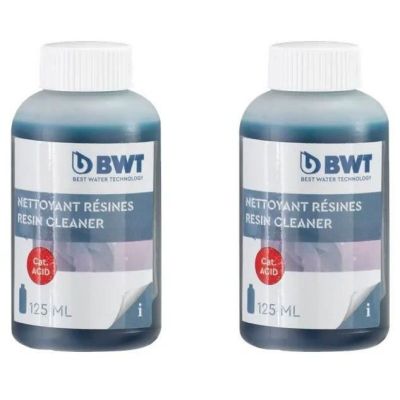 deux flacons de nettoyants BWT sur fond blanc