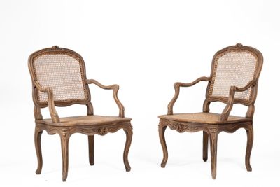 paire de fauteuils à dossier canné de style louis xvi