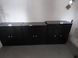 deux armoires noires dans un coin de la pièce