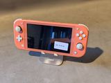une console Nintendo Wii rose posée sur un support
