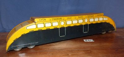 un petit bus jouet jaune et noir posé sur une table en bois