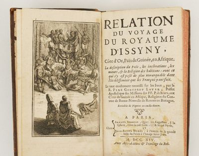 un vieux livre sur lequel figure l'image d'un homme assis par terre