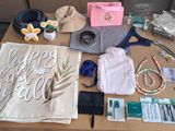 une table sur laquelle se trouvent de nombreux objets