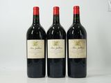 trois bouteilles de vin rouge sont alignées sur une table