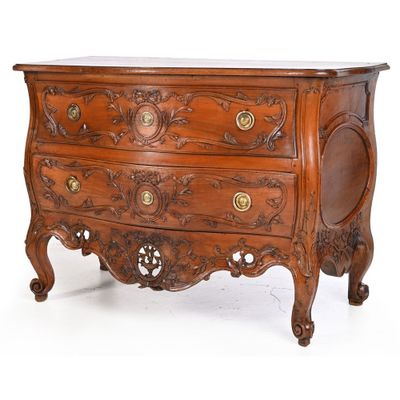 une commode en bois avec un plateau en marbre