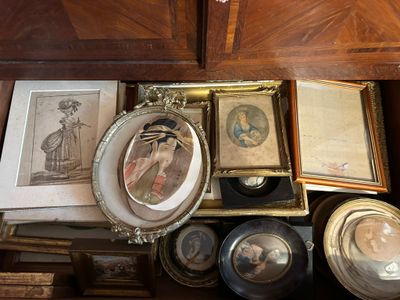 beaucoup de photos et de photos sur la table