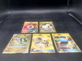 Quatre cartes Pokémon différentes sont posées sur un canapé noir.