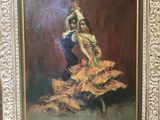 Un tableau représentant une femme en robe jaune est accroché au mur.