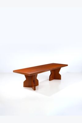 une image d'une table en bois sur fond blanc