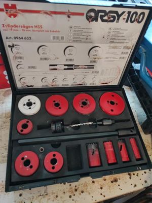 une image représentant un ensemble d'outils posés sur une table
