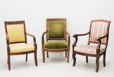 trois chaises en bois avec assise rembourrée, rembourrée, rembourrée, rembourrée, rembourrée, rembourrée, rembourrée, rembourrée