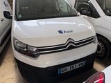 de nombreuses voitures blanches garées sur un parking