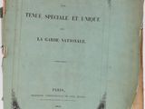 un vieux livre posé sur une table recouverte de papier