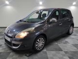 la voiture grise est garée dans le garage sur le sol en damier