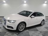 Une Audi blanche est garée sur un sol en carrelage à damier.