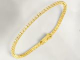 un bracelet en or serti de diamants sur fond blanc