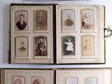 Plusieurs vieilles photos d'hommes et de femmes sont accrochées au mur