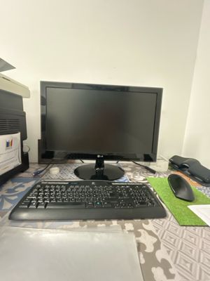un écran d'ordinateur, un clavier et une souris posés sur un bureau