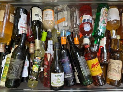 de nombreux types de bouteilles d'alcool dans le réfrigérateur