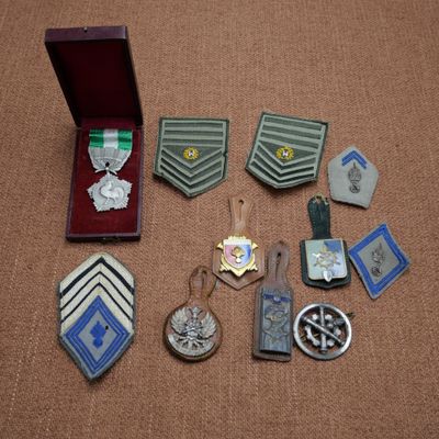 de nombreuses médailles militaires posées sur une table