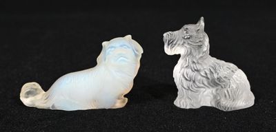 Deux chiens, un en cristal moulé partiellement dépoli et l'a…