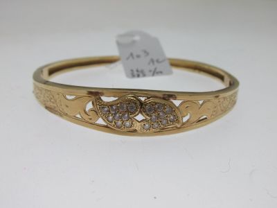un bracelet en or serti de diamants, avec son étiquette de prix