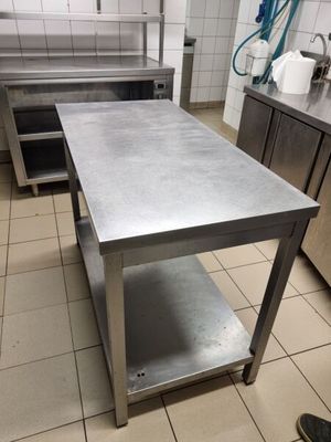 une table en acier inoxydable au milieu d'une cuisine