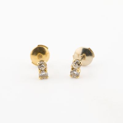 une paire de boucles d'oreilles en or et diamants sur fond blanc