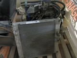 un radiateur posé sur une palette dans un garage