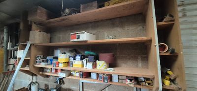 une étagère sur laquelle se trouvent de nombreux objets différents
