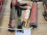 un grand nombre d'outils posés sur une table