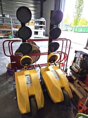 deux scooters jaunes garés l'un à côté de l'autre dans un garage