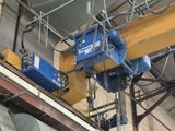 une grue suspendue au plafond d'un bâtiment
