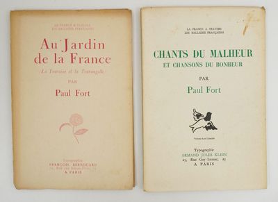 deux livres posés l'un à côté de l'autre sur une table