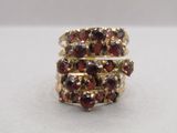 une image représentant une bague en or sertie de grenats