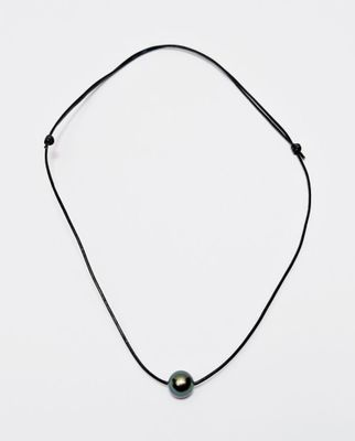 COLLIER en cuir noir orné d'une perle de Tahiti, avec nœuds …