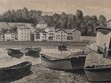 de nombreux bateaux amarrés au bord de l'eau, près du rivage
