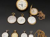 de nombreux types de montres de poche sur la table