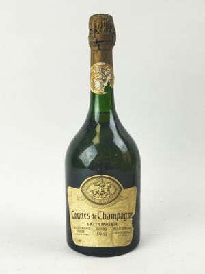 une vieille bouteille de champagne posée sur une surface blanche