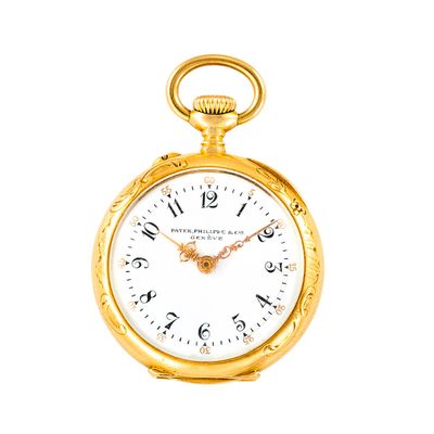 une montre de poche en or avec un cadran blanc sur fond blanc